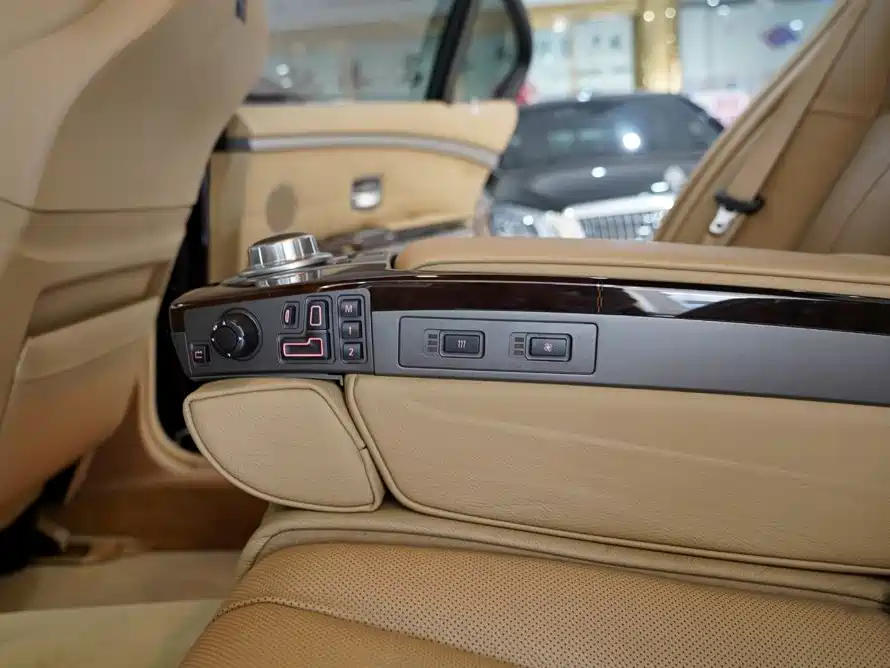 BMW 7 Series — миниатюра 12
