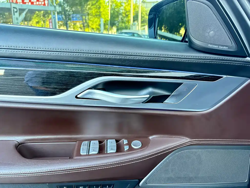 BMW 7 Series — миниатюра 5