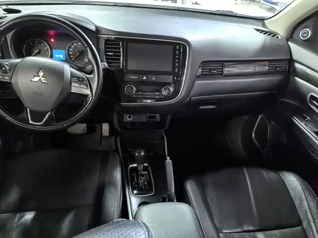 Mitsubishi Outlander — миниатюра 8