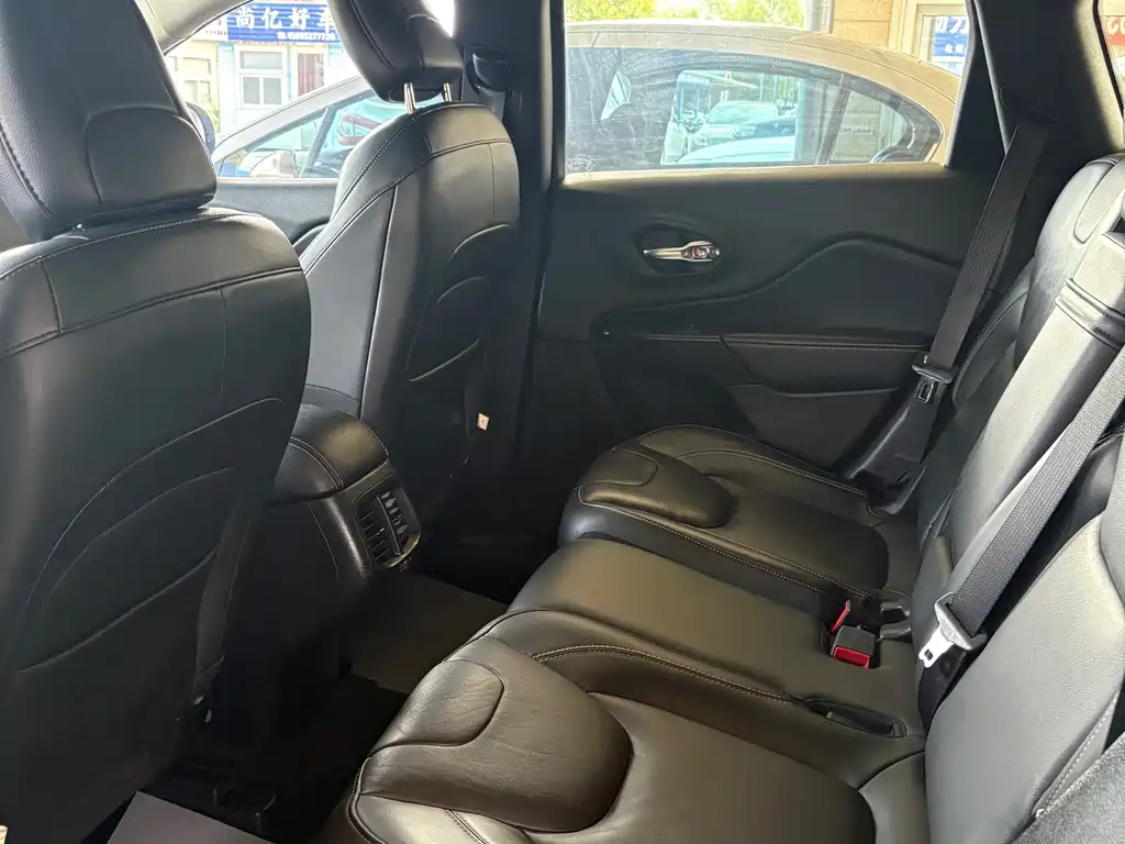 Jeep Cherokee — миниатюра 9