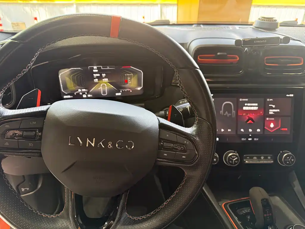 Lynk & Co 02 Hatchback — миниатюра 4