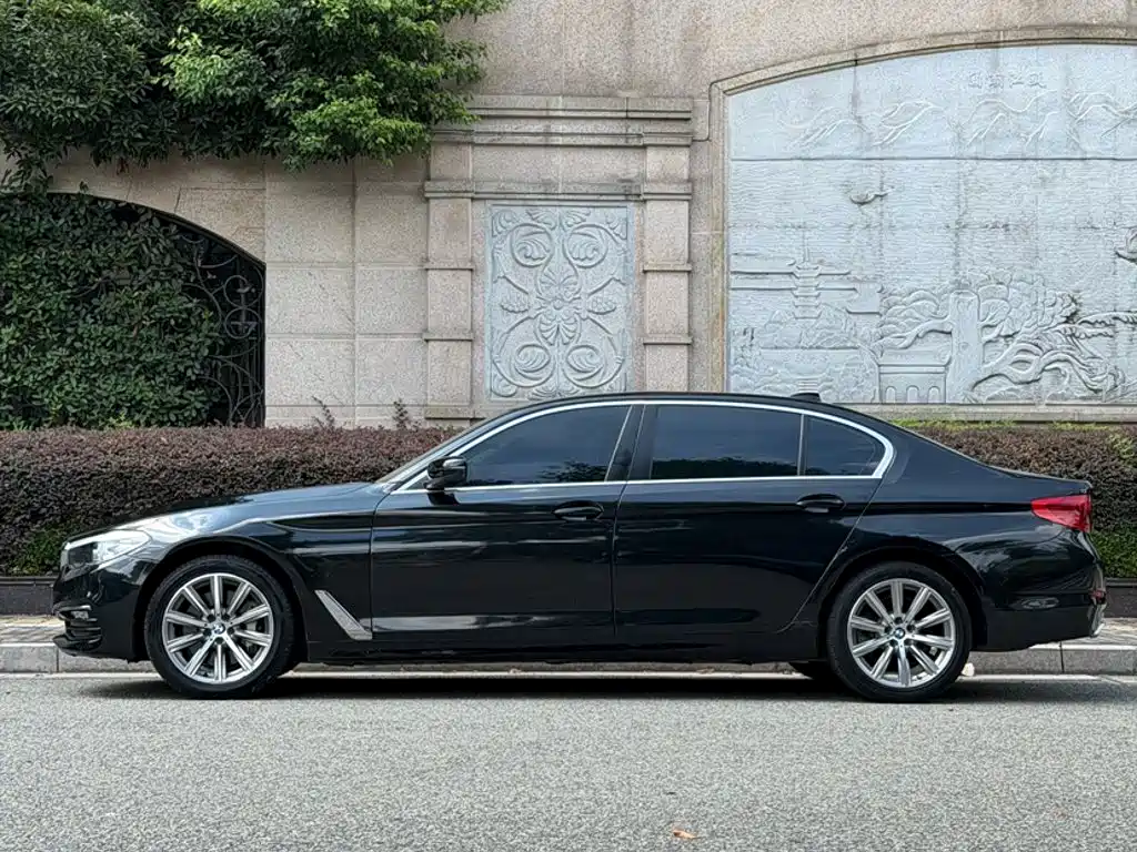 BMW 5 Series — миниатюра 13