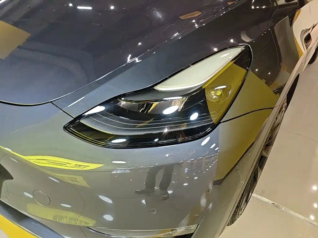 Tesla Model Y — миниатюра 24