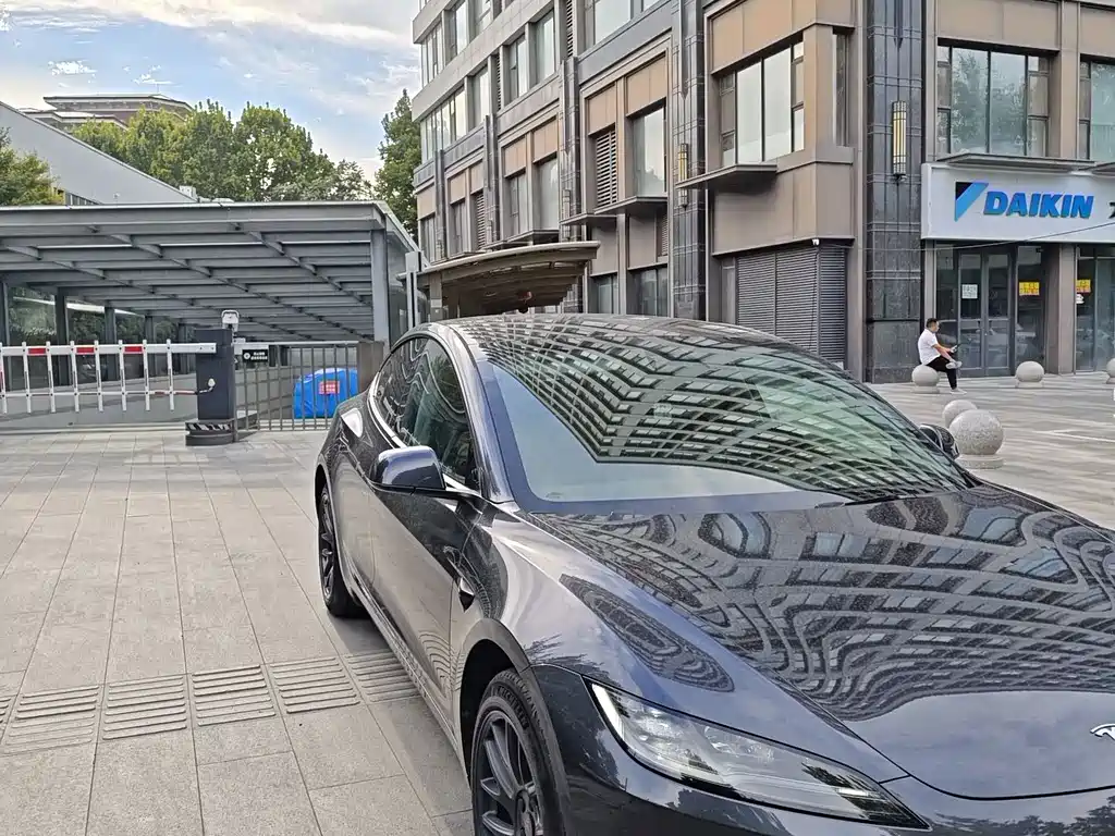 Tesla Model 3 — миниатюра 3