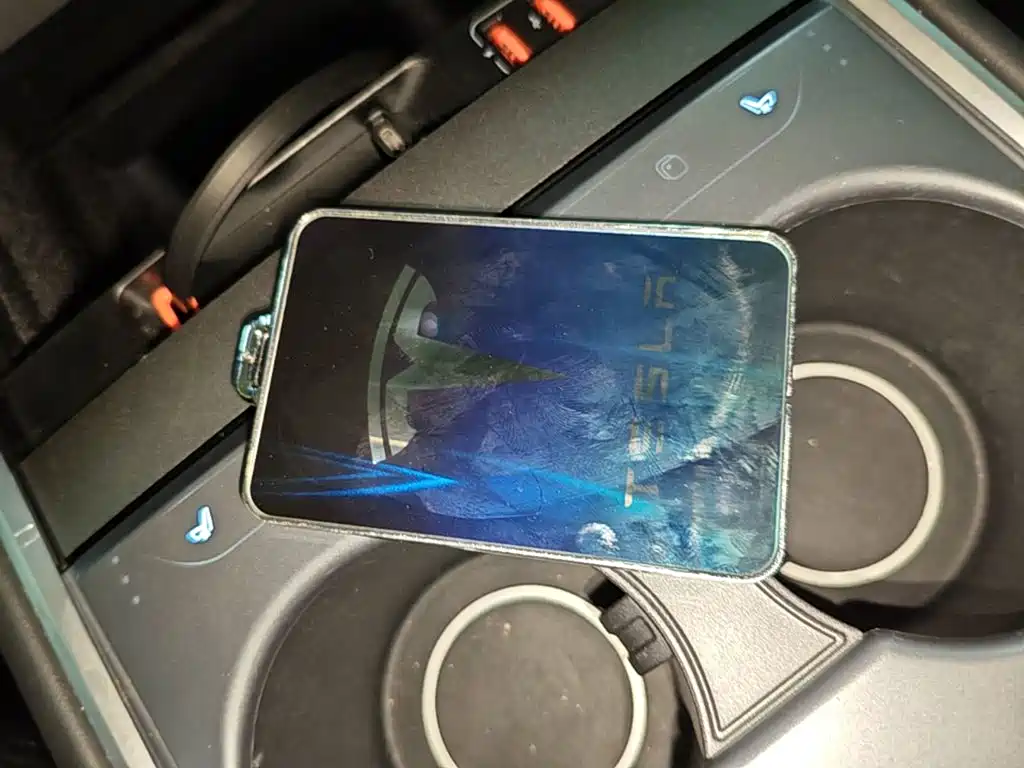 Tesla Model Y — миниатюра 9