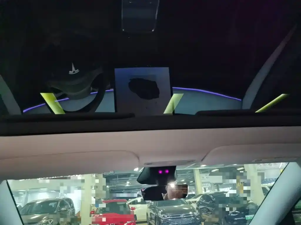 Tesla Model Y — миниатюра 18