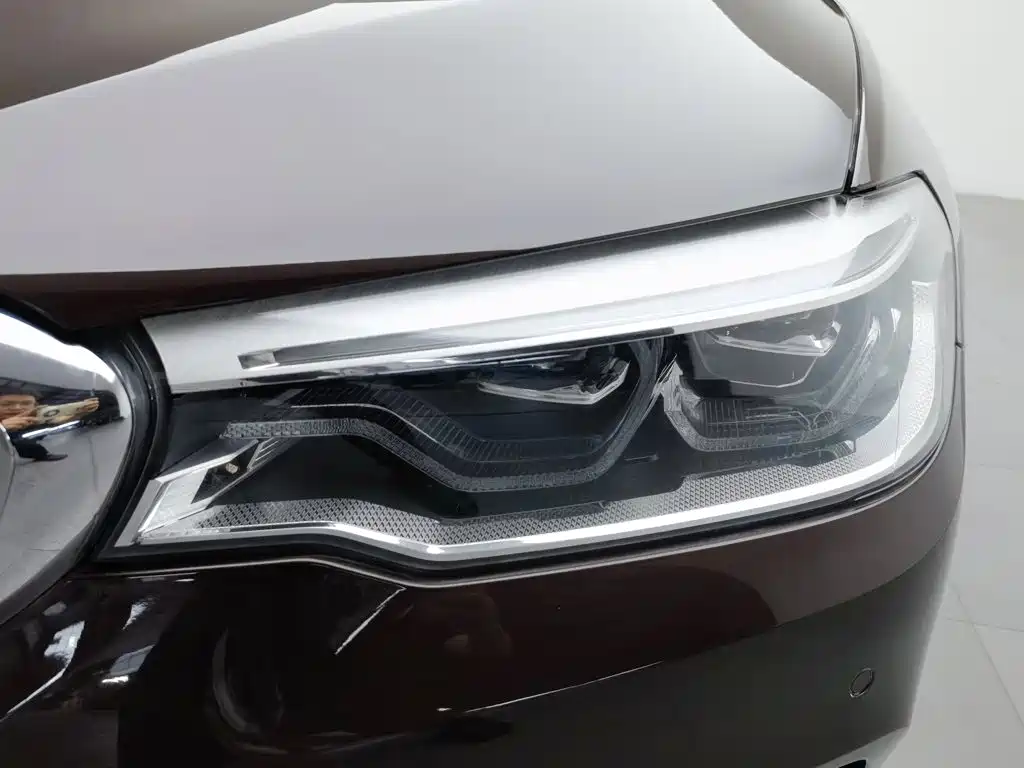 BMW 5 Series New Energy — миниатюра 7