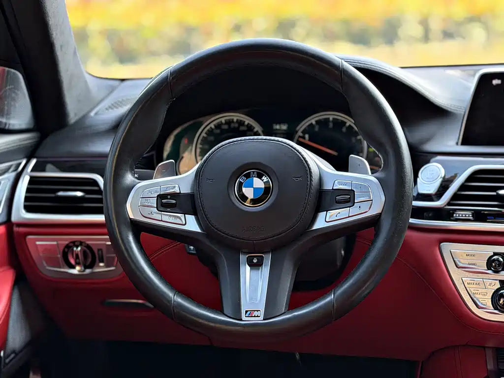BMW 7 Series — миниатюра 11