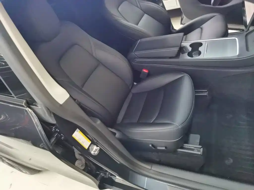 Tesla Model Y — миниатюра 25