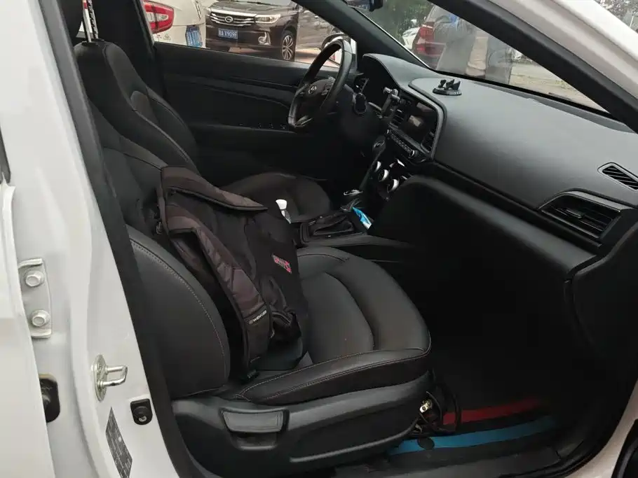Hyundai Elantra — миниатюра 8