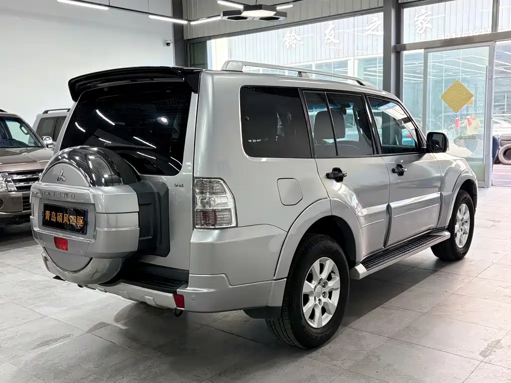 Mitsubishi Pajero (Import) — миниатюра 5
