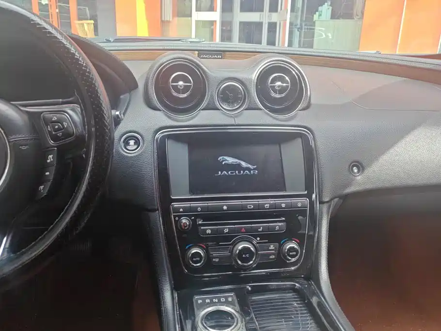 Jaguar XJ — миниатюра 13