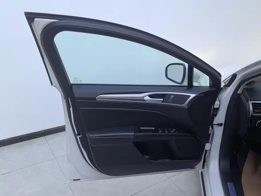 Ford Mondeo — миниатюра 7