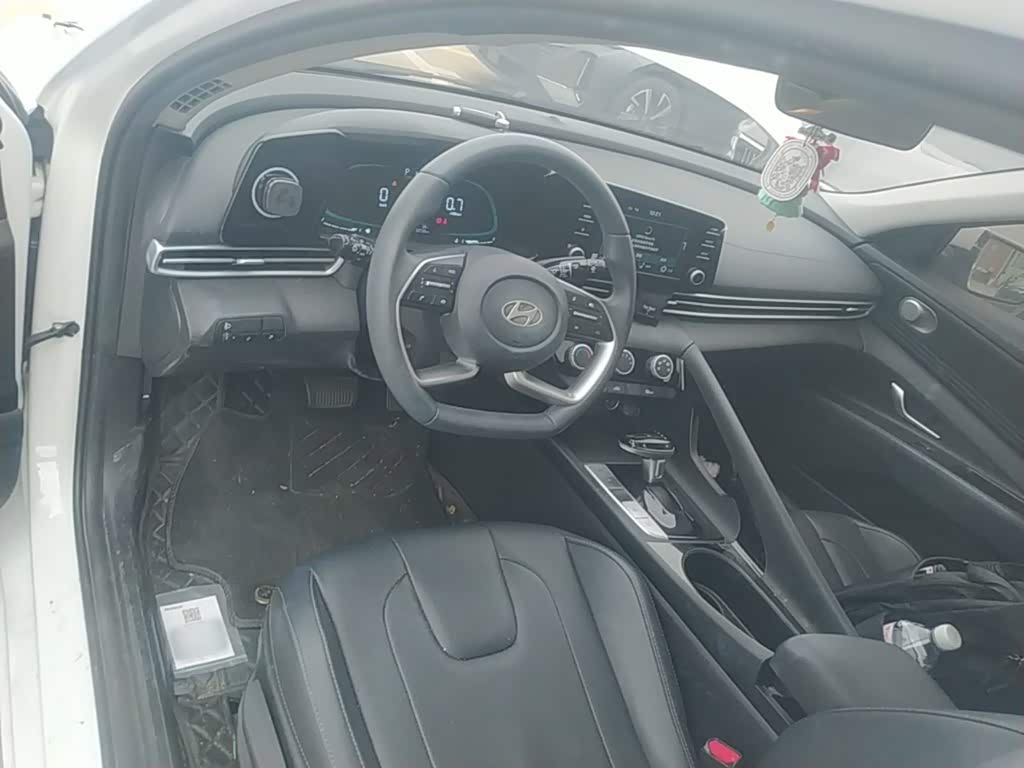 Hyundai Elantra 1.5 л 2024 г. Белый, пробег 32700 км