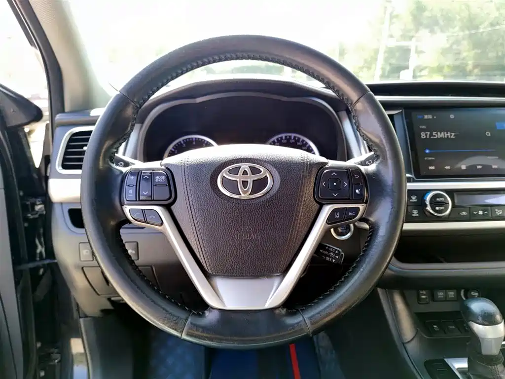 TOYOTA HIGHLANDER