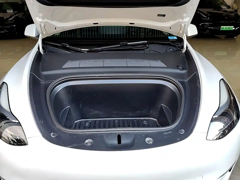 Tesla Model Y — миниатюра 20