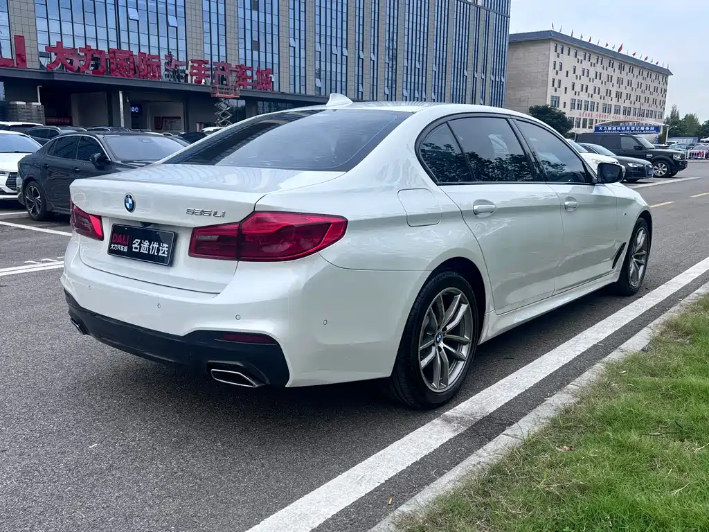 BMW 5 Series — миниатюра 5