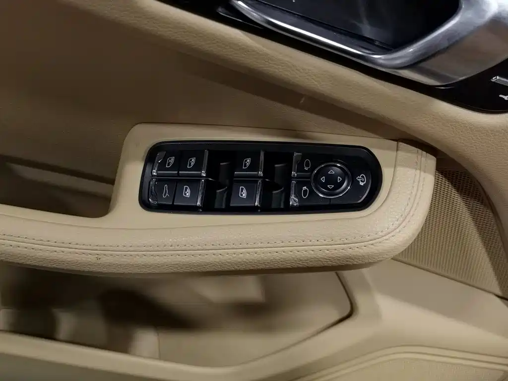 Porsche Macan — миниатюра 9
