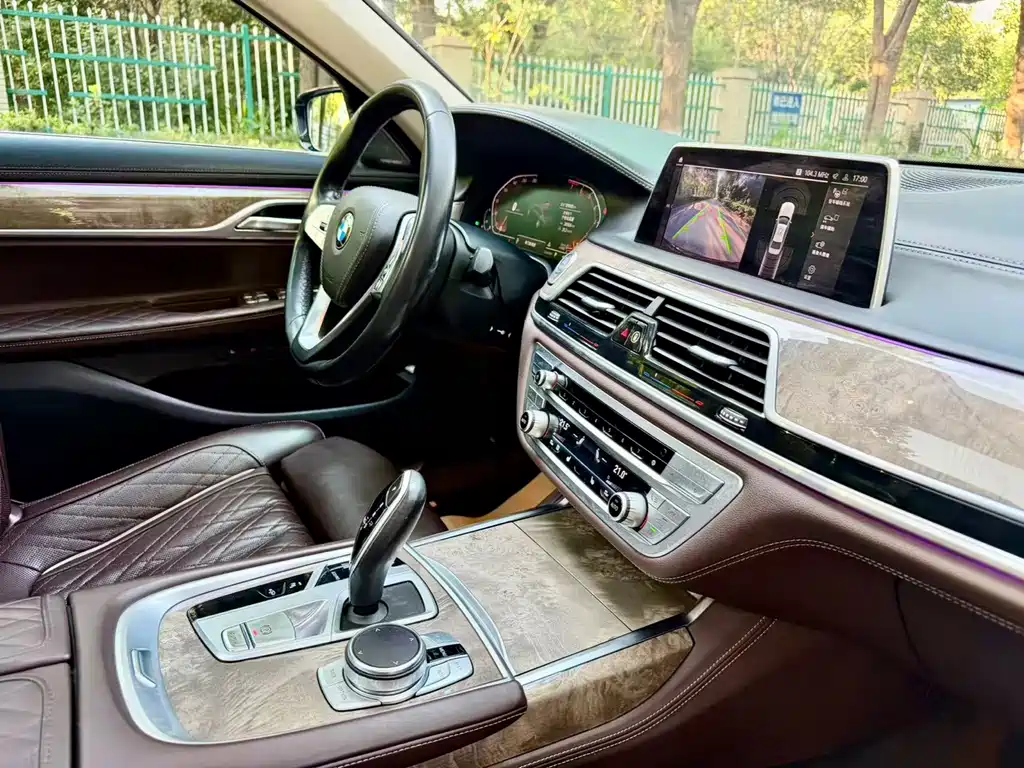 BMW 7 Series — миниатюра 7
