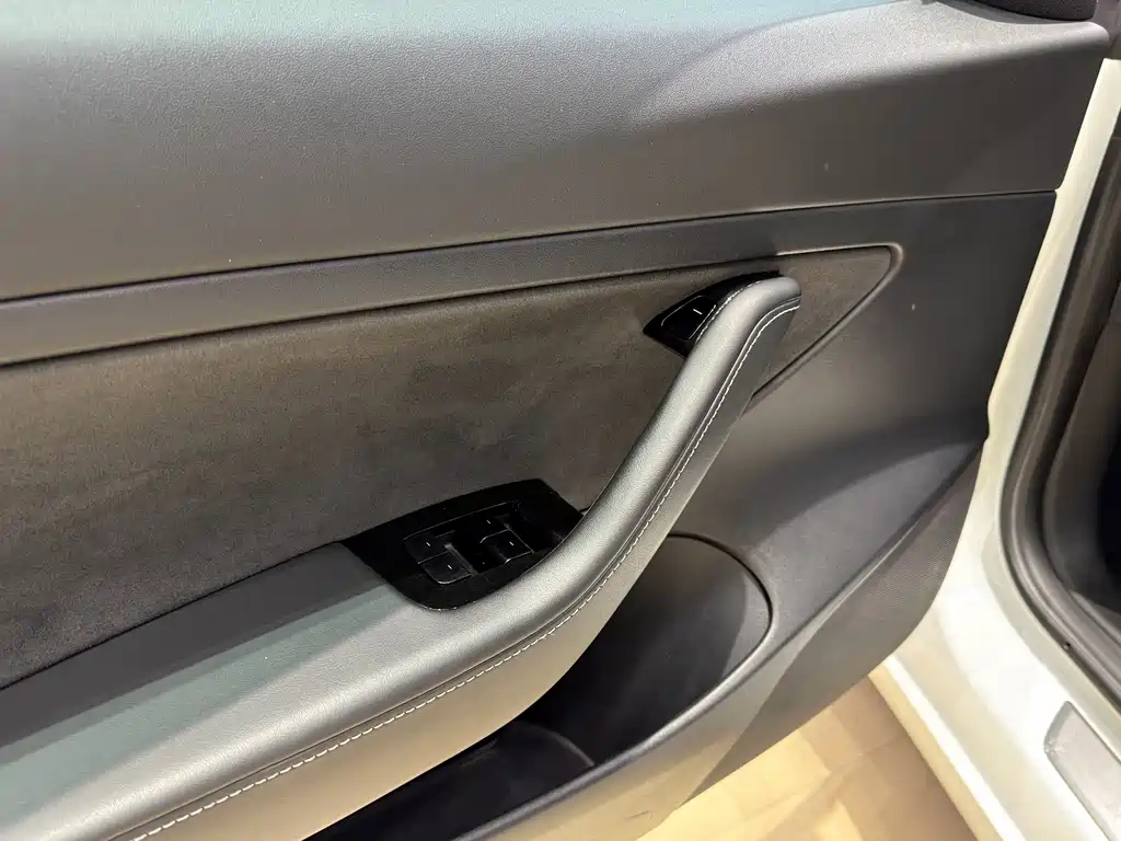 Tesla Model 3 — миниатюра 16