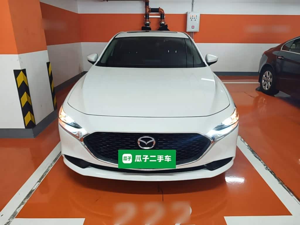 Mazda Mazda3 Axela 2.0 л 2023 г. Белый, пробег 10500 км