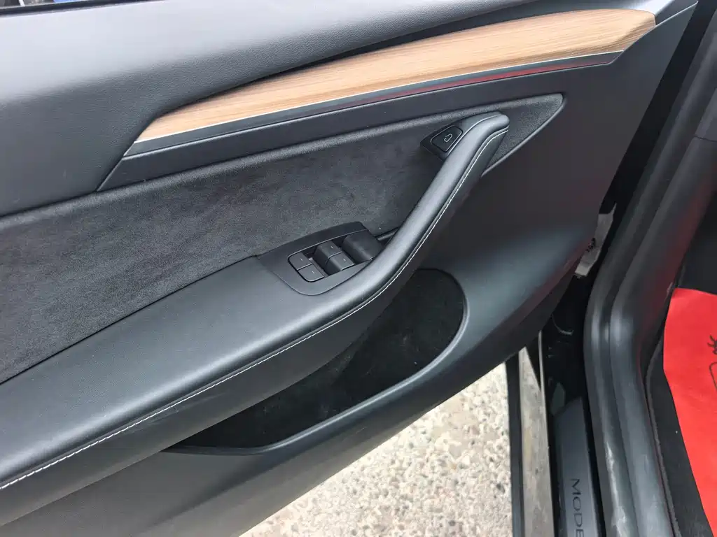 Tesla Model Y — миниатюра 16
