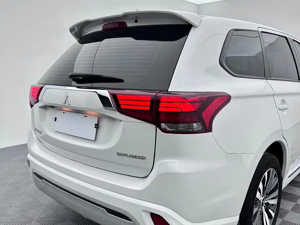 Mitsubishi Outlander — миниатюра 9
