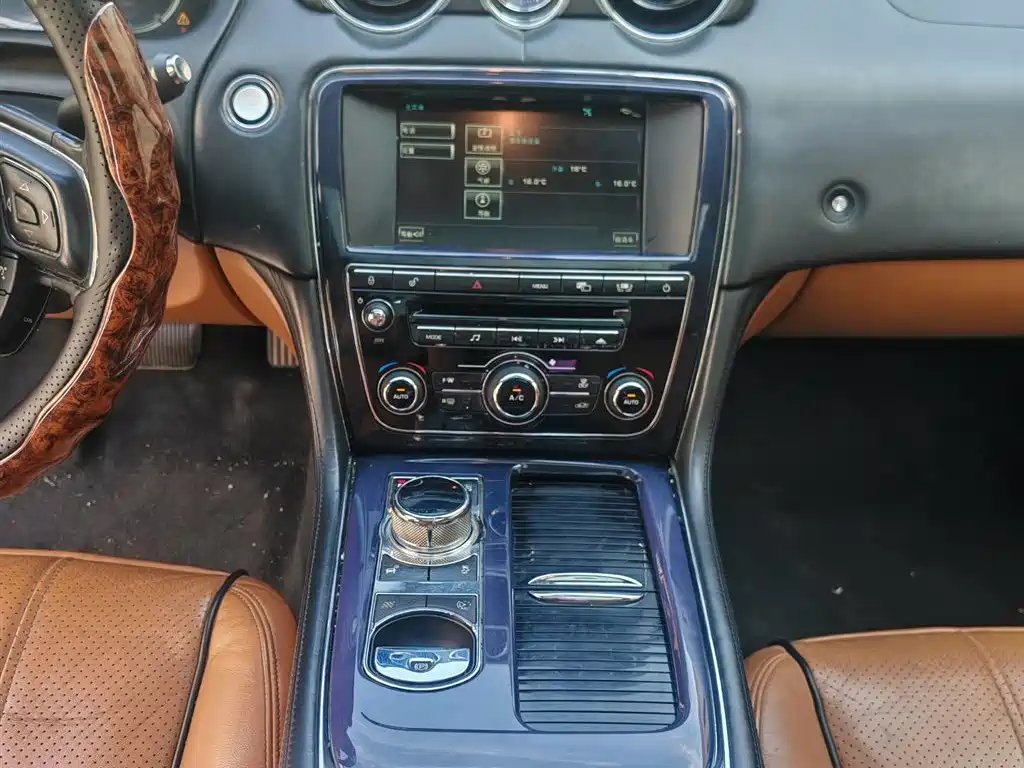 Jaguar XJ — миниатюра 11