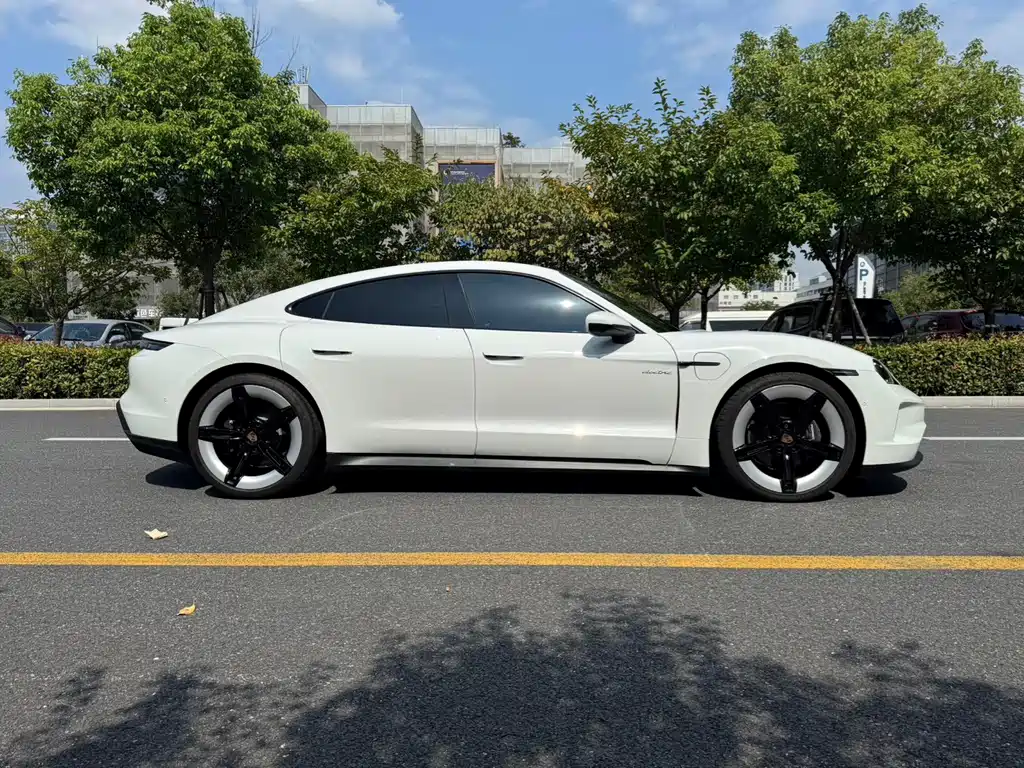 Porsche Taycan — миниатюра 4