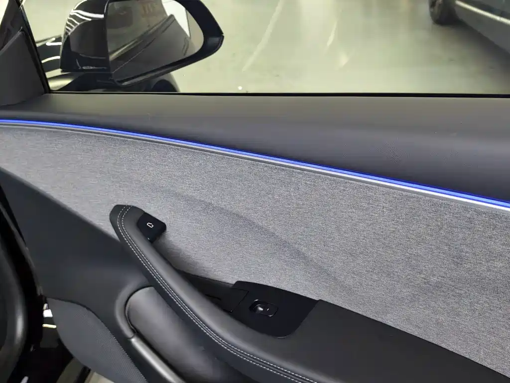 Tesla Model 3 — миниатюра 5