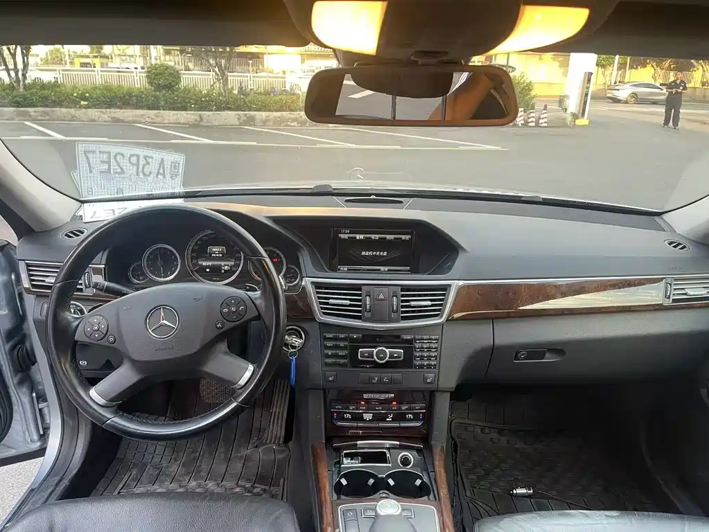 Mercedes-Benz E-Class — миниатюра 9