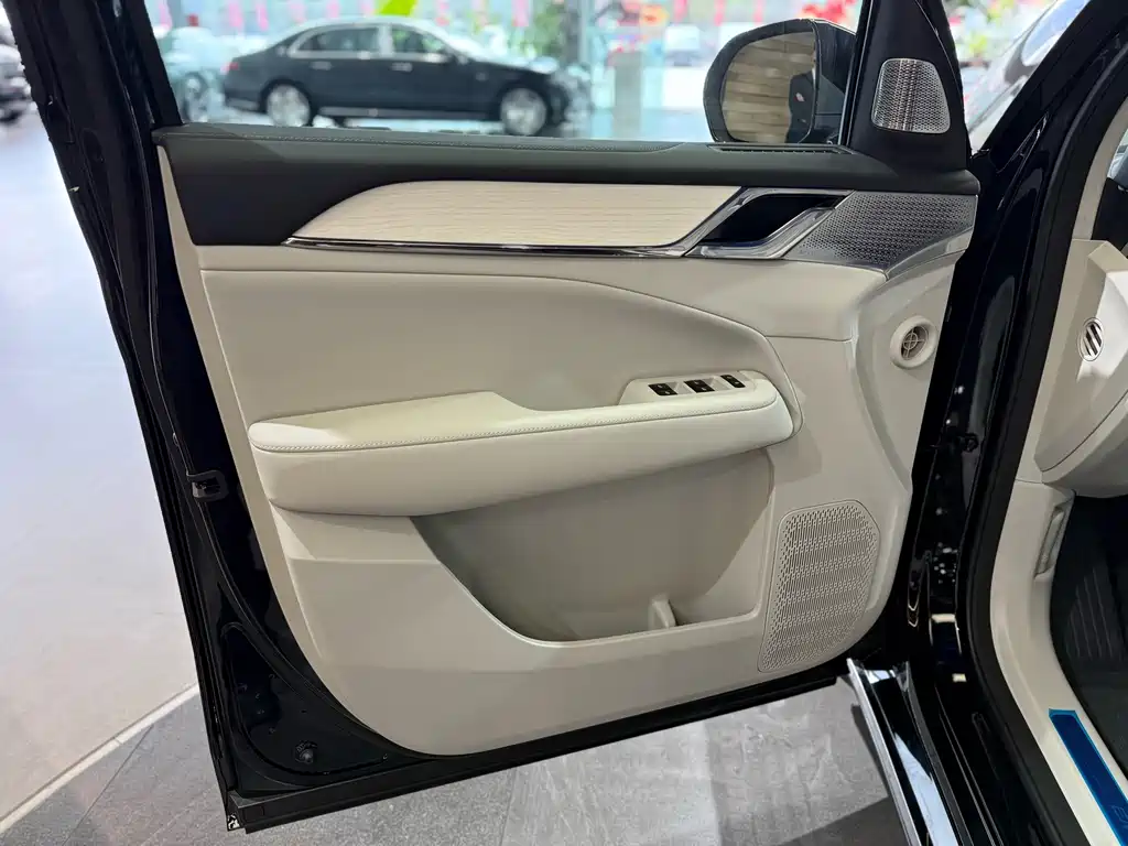 Volvo EM90 — миниатюра 10