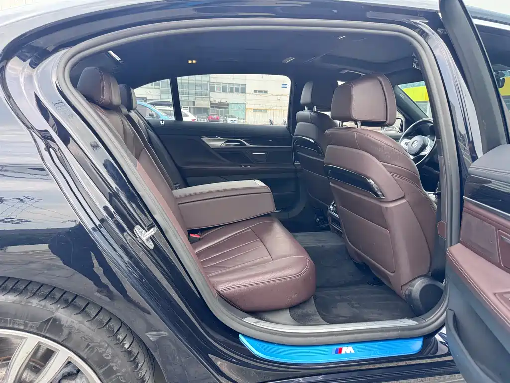 BMW 7 Series — миниатюра 11