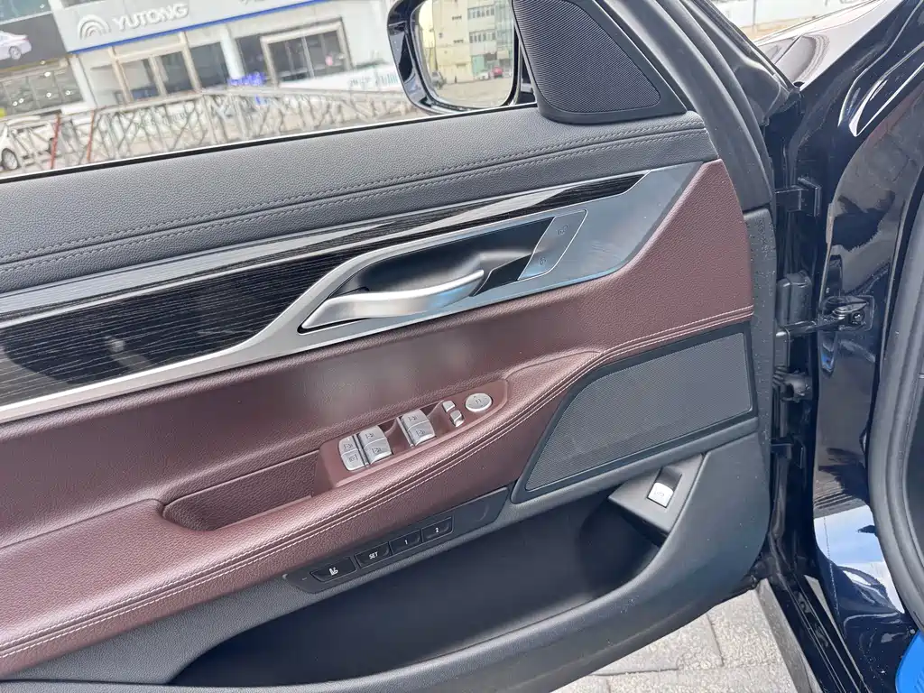 BMW 7 Series — миниатюра 17