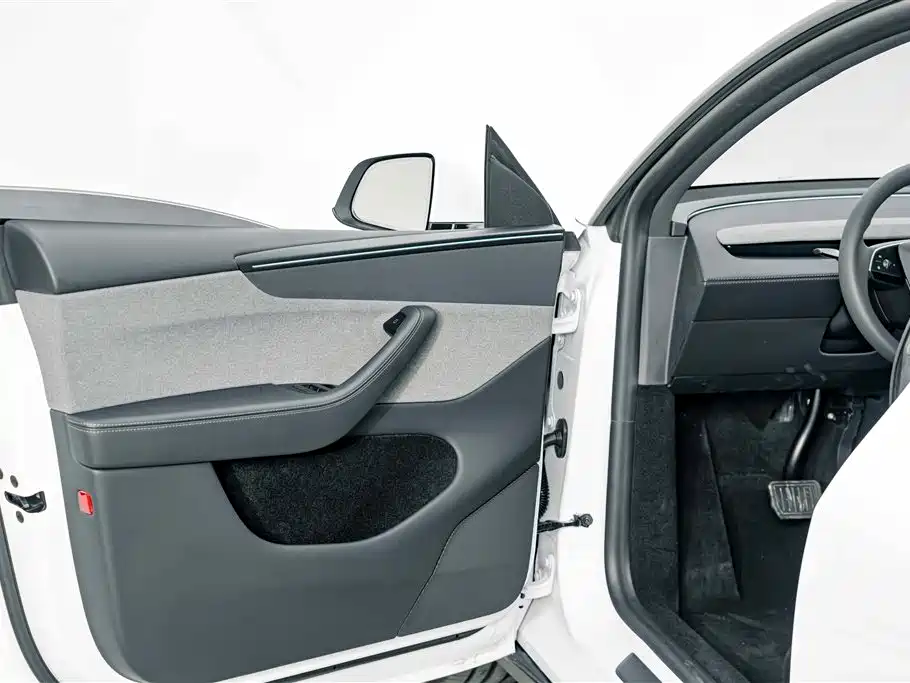 Tesla Model Y — миниатюра 17