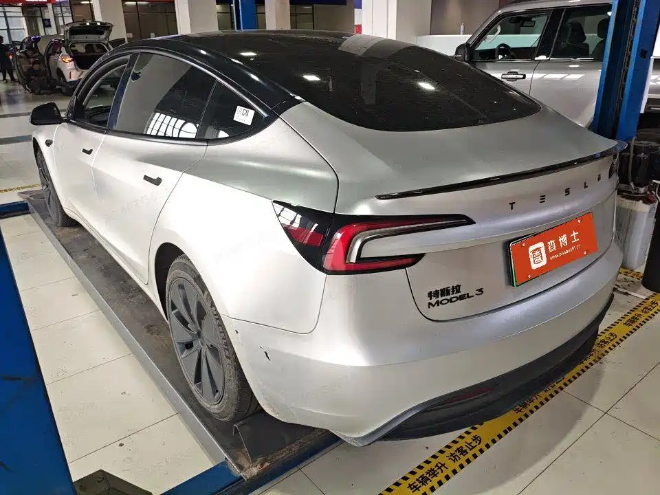 Tesla Model 3 — миниатюра 4
