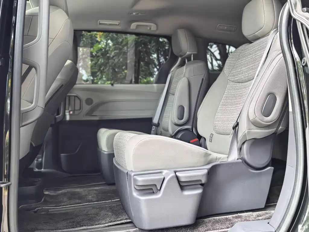 Toyota Sienna — миниатюра 7