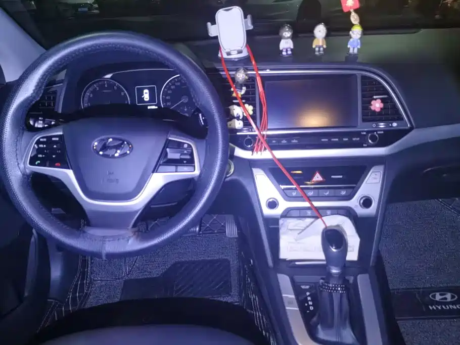 Hyundai Elantra — миниатюра 12