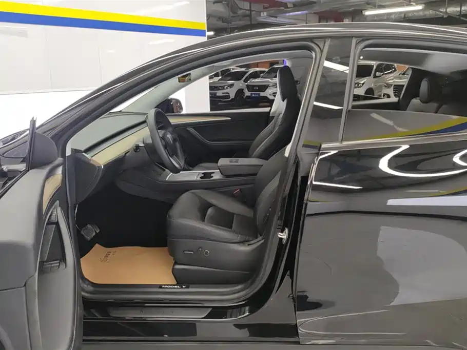 TESLA MODEL Y
