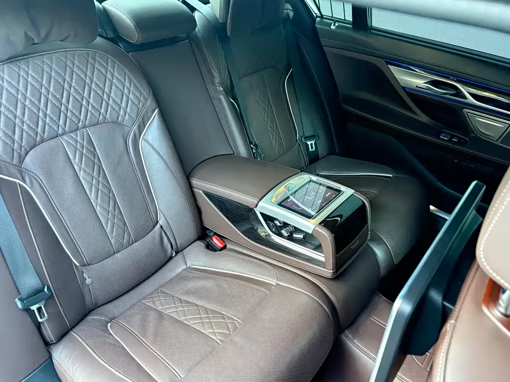 BMW 7 Series — миниатюра 15