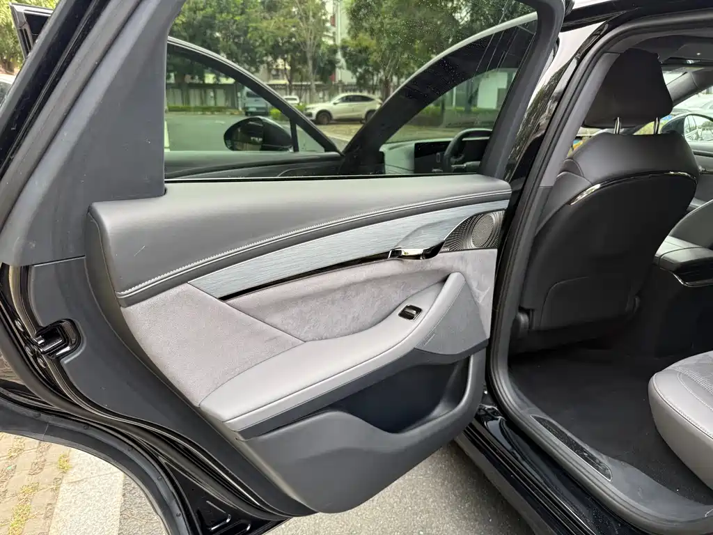 VOYAH LANTU CHASING LIGHT