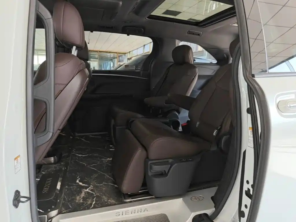 Toyota Sienna — миниатюра 17
