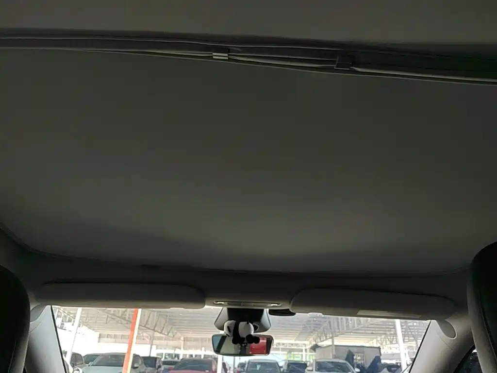 Tesla Model Y — миниатюра 18