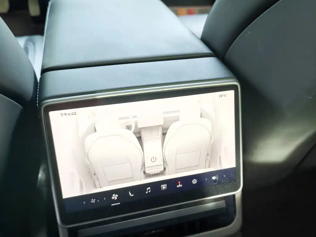 Tesla Model 3 — миниатюра 7
