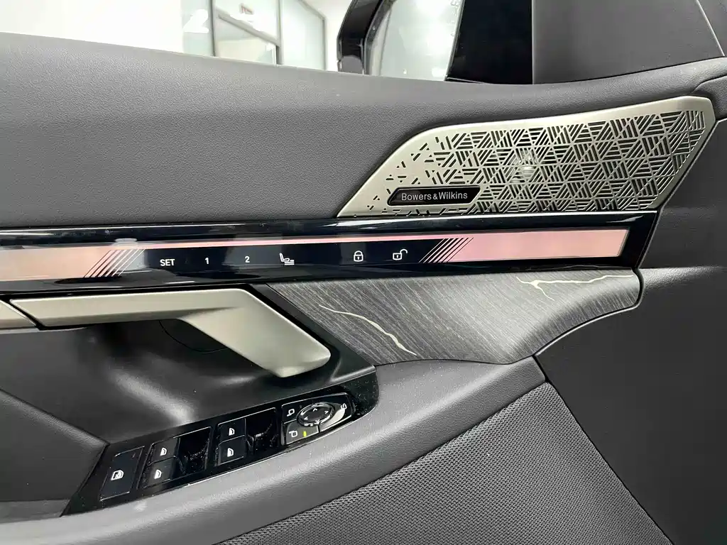 BMW 5 Series — миниатюра 13