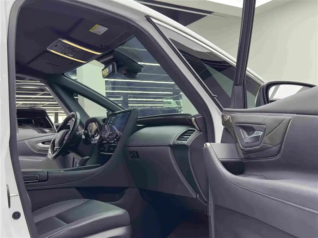 Toyota Alphard — миниатюра 10