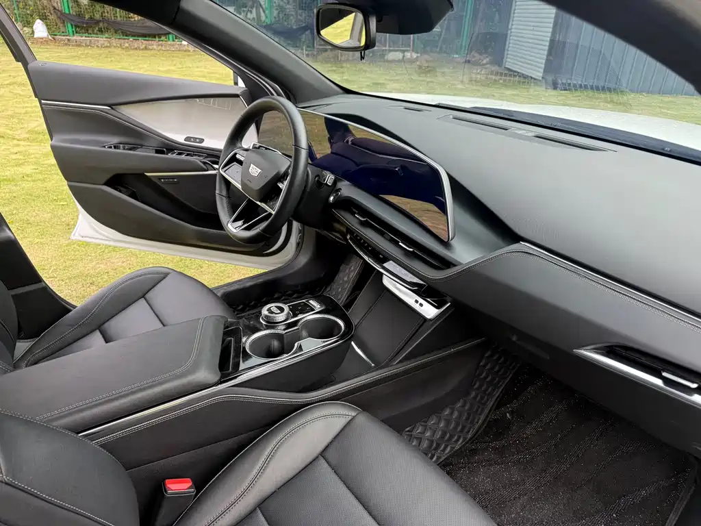 Cadillac GT4 2023 — фото 13