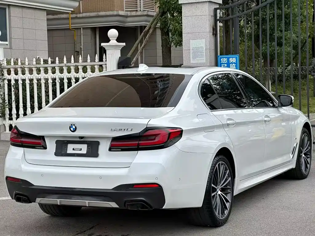 BMW 5 Series — миниатюра 7