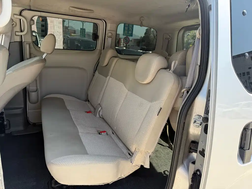 NISSAN NV200