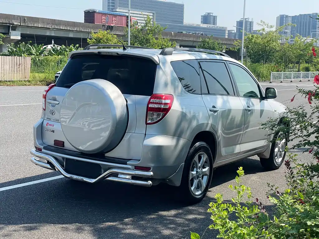 Toyota RAV4 — миниатюра 9